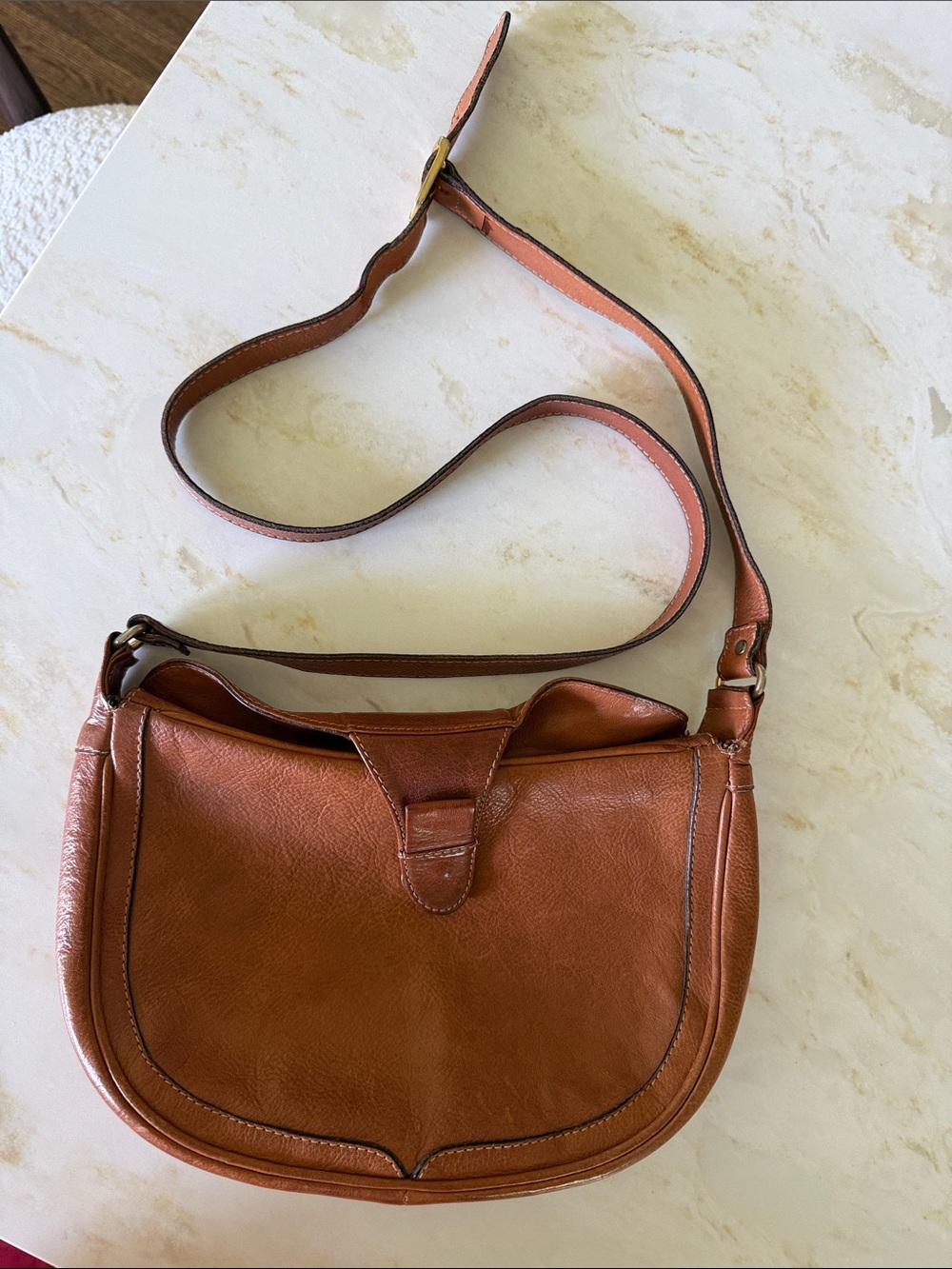 Classic Tan Leather Crossbody Bag with Adjustable Strap